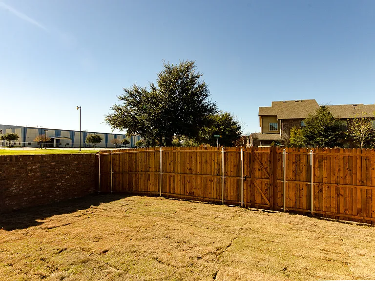 1940 Argyle Ln — Photo 29