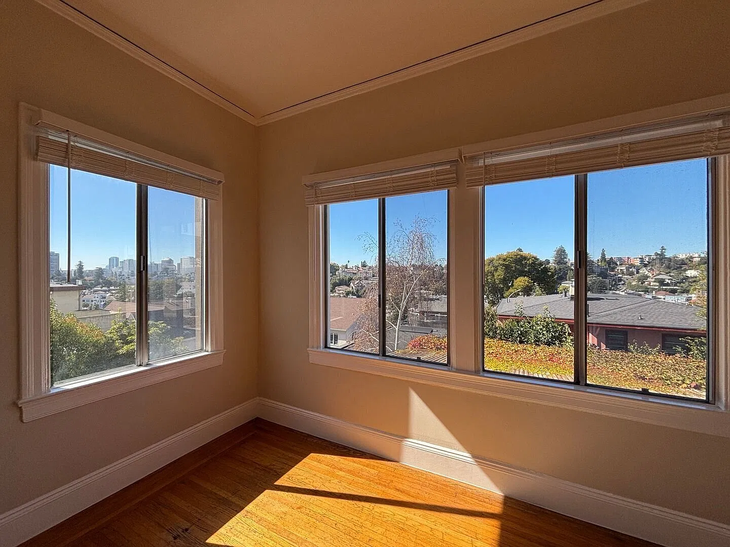 Spacious one bedroom in classic building with views! — Photo 2