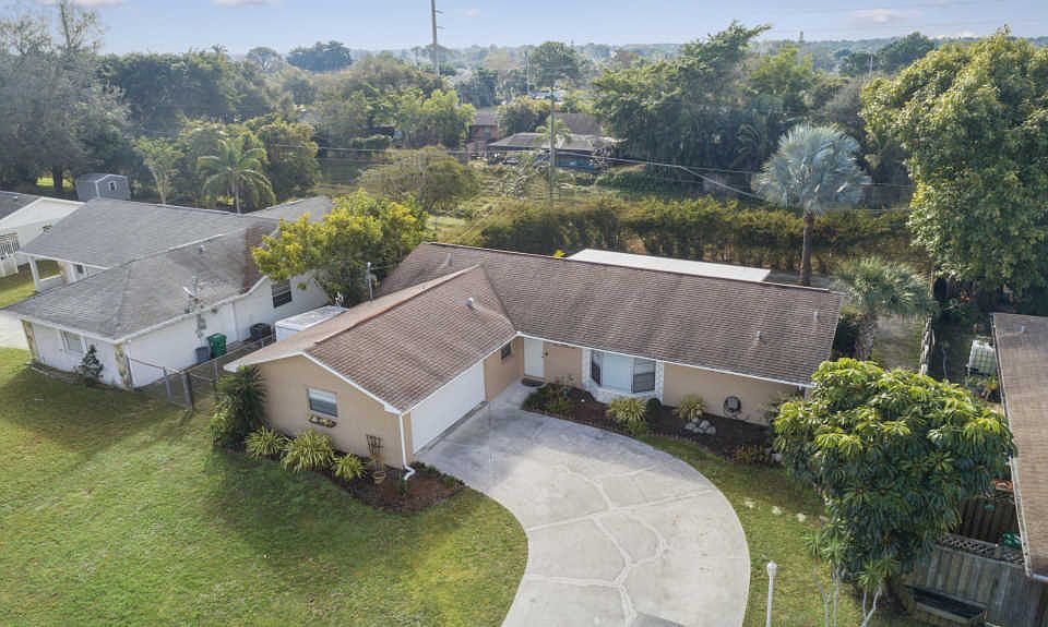 1st image of 1502 SE Minorca Ave