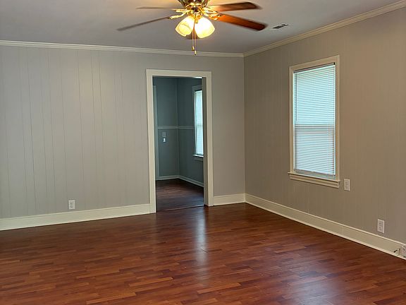 3rd image of 416 Manor Cir