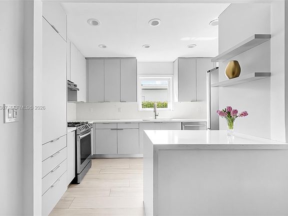 3rd image of 719 W 51st St