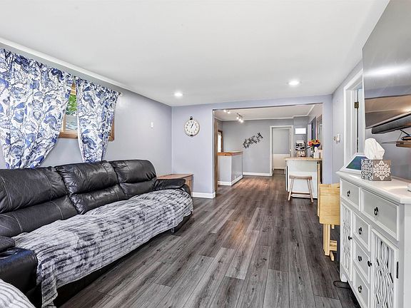 3rd image of 709 E Goodall St