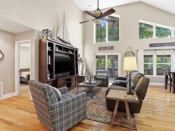 4th image of 1110 Sunset Ln