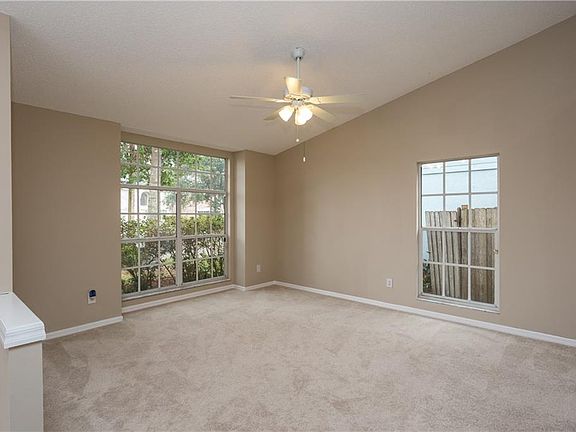 5th image of 327 Oak Park Pl