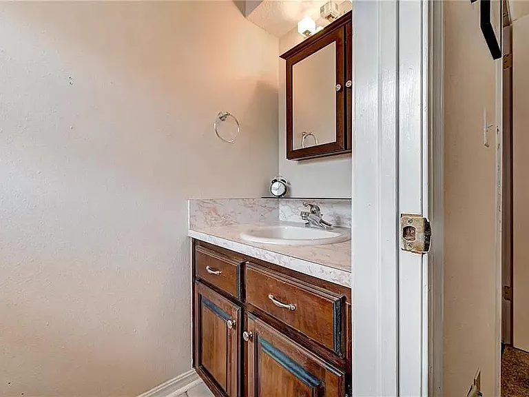 704 Crestmoor Dr — Photo 15