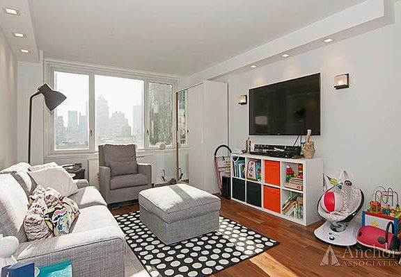 5th image of 322 W 57th St APT 18N
