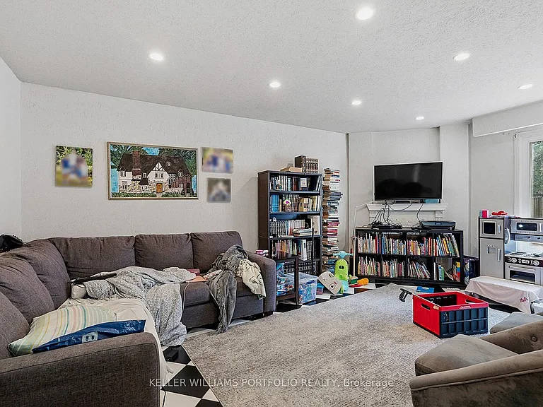 73 Jessica Gdns — Photo 16