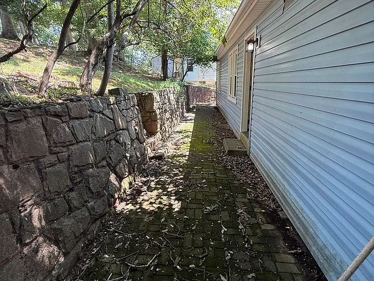 908 Churchill Cir — Photo 7