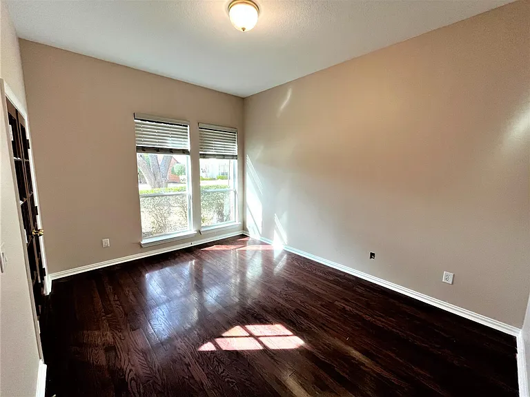 18716 Greenside Dr — Photo 4