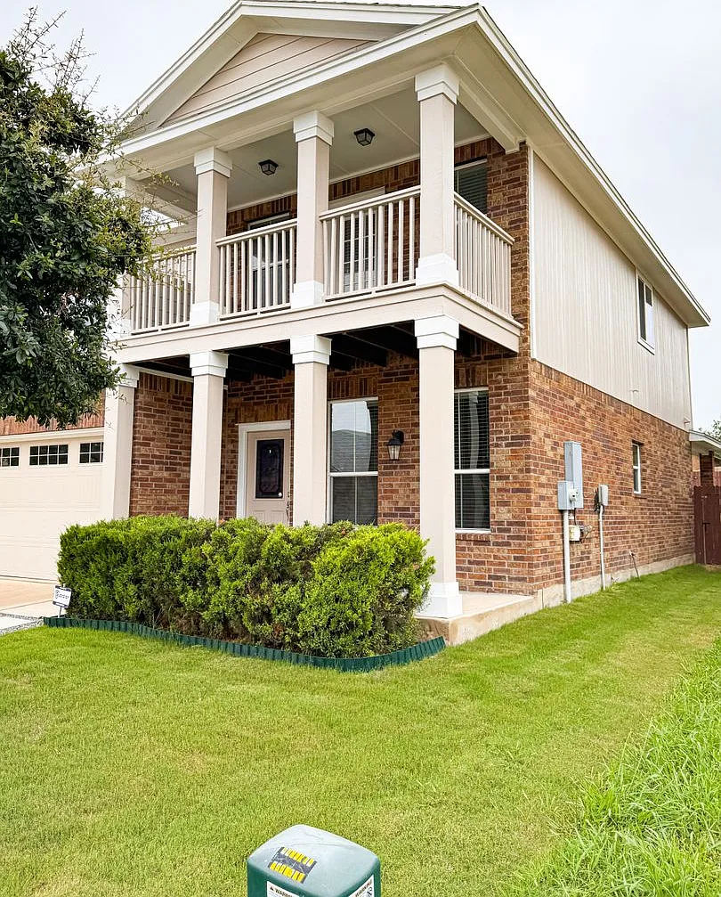 *Pending* Beautiful Home In Yowell Ranch — Photo 3