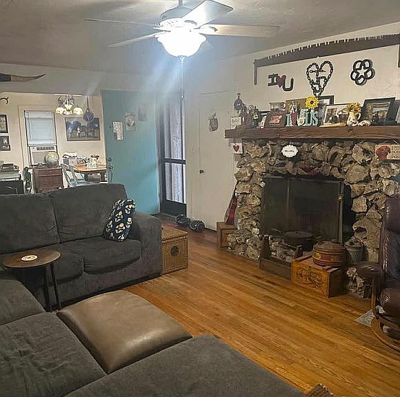 Listing photo 3