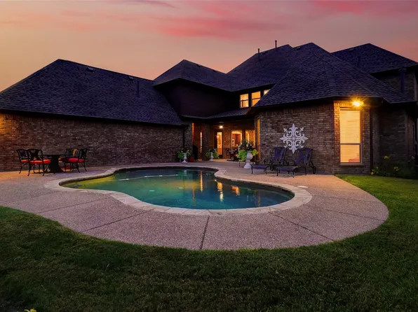 9100 Belshire Dr, North Richland Hills, TX 76182