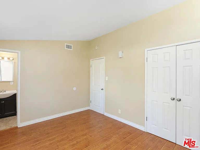 526 N Emerald Dr — Photo 12