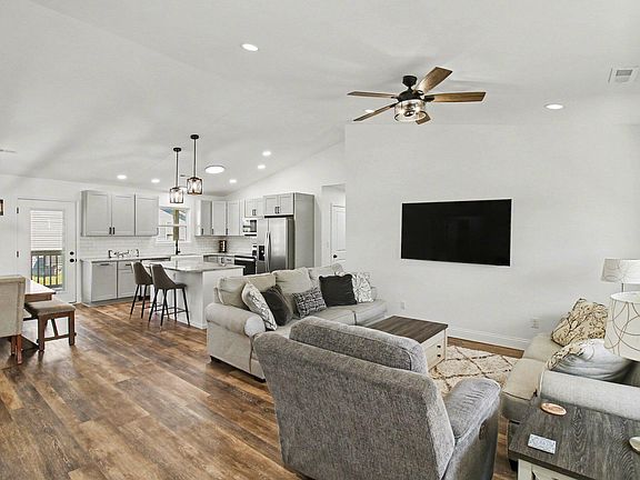 4th image of 100 Kirby Ave