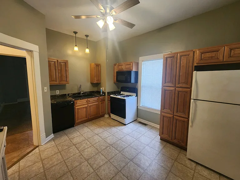 404 E Brandeis Ave — Photo 6