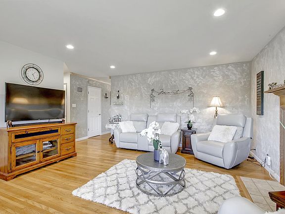 4th image of 3681 Exeter Dr