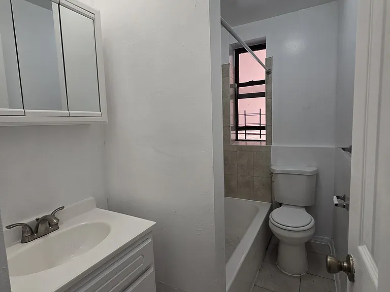 2070 Arthur Ave #1E — Photo 5