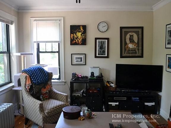 2nd image of 4716 N Leavitt St #1