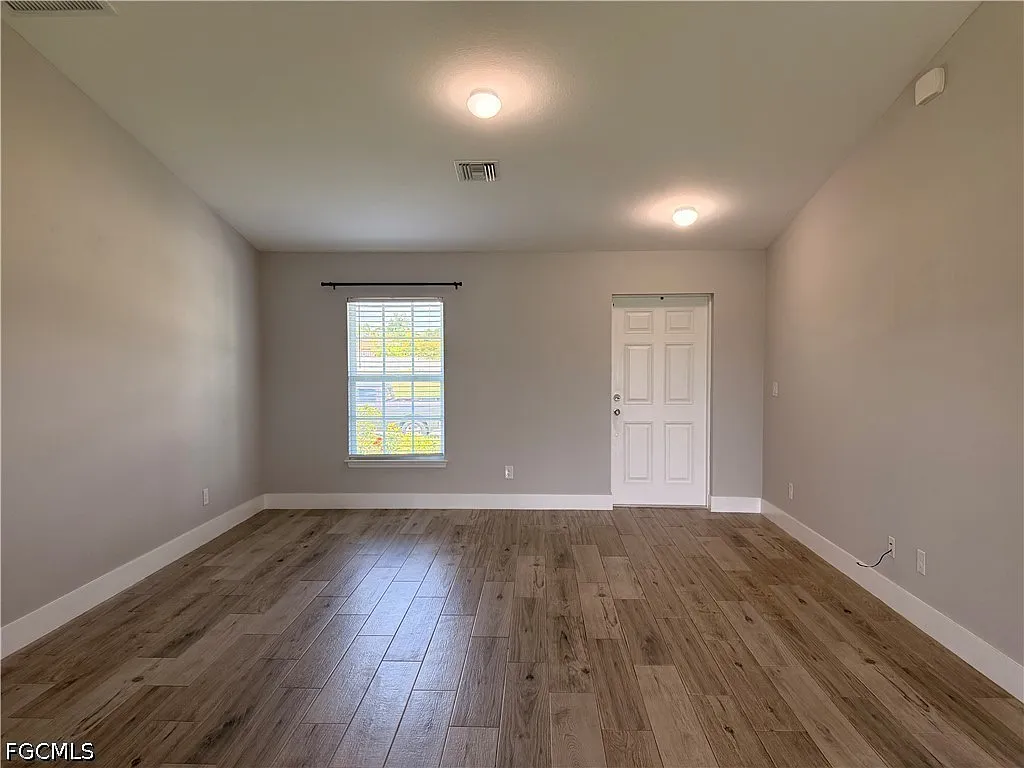 3 bed, 2.0 bath, 1286 sqft, $1,900 — Photo 4