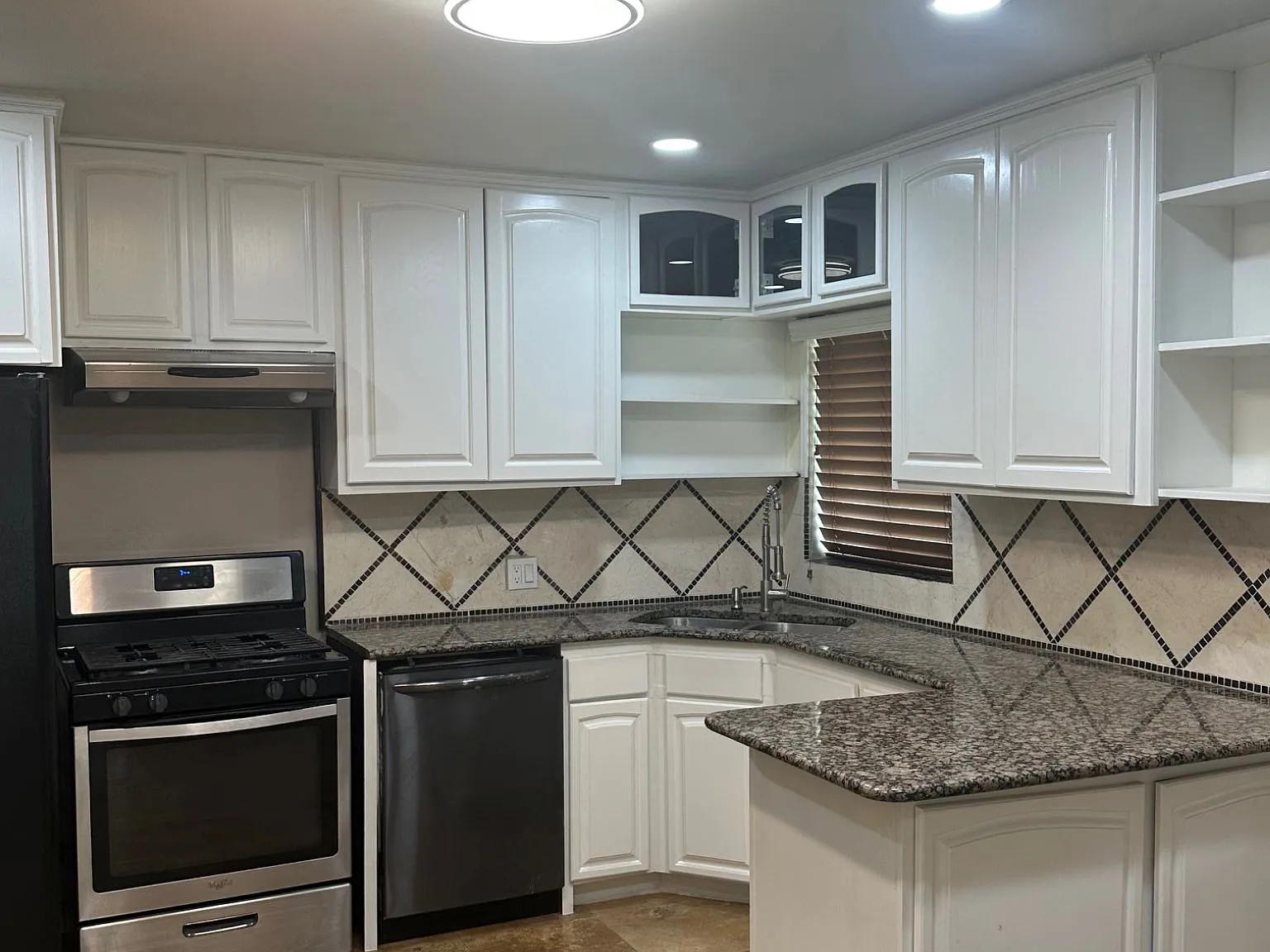 3 bed, 1820 sqft, $3,195 — Photo 4
