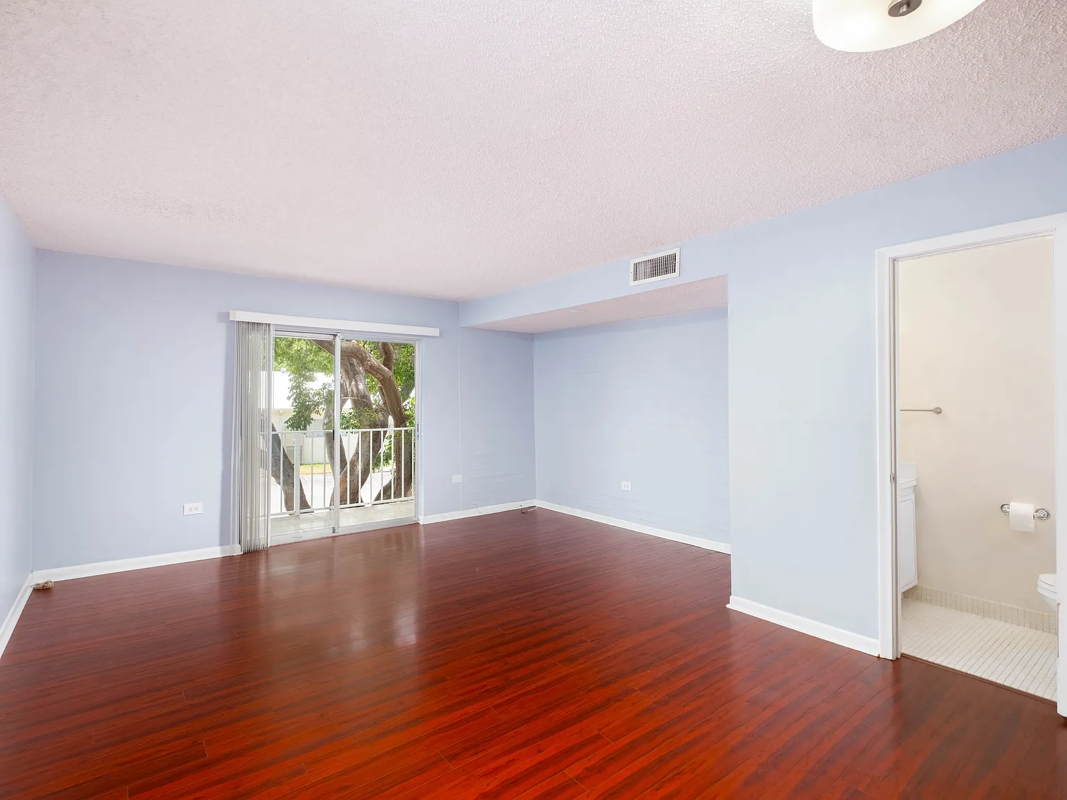 2 bed, 1.5 bath, 950 sqft, $2,200 — Photo 3