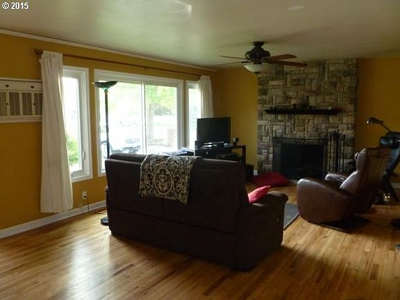 4th image of 960 NE Birchwood Dr