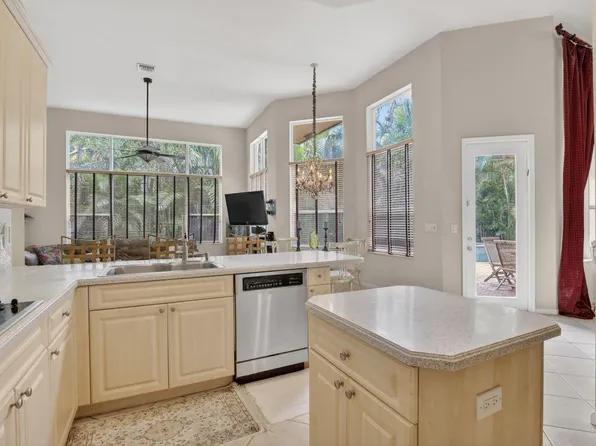 8106 N Savannah Circle, Davie, FL 33328