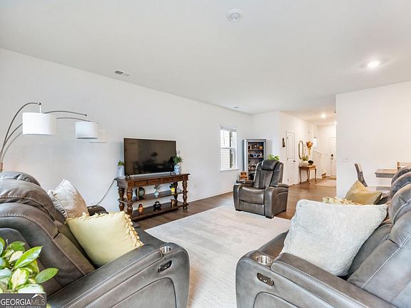 4th image of 680 Groover St