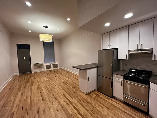 Rented by Salon Realty Corp | media 1