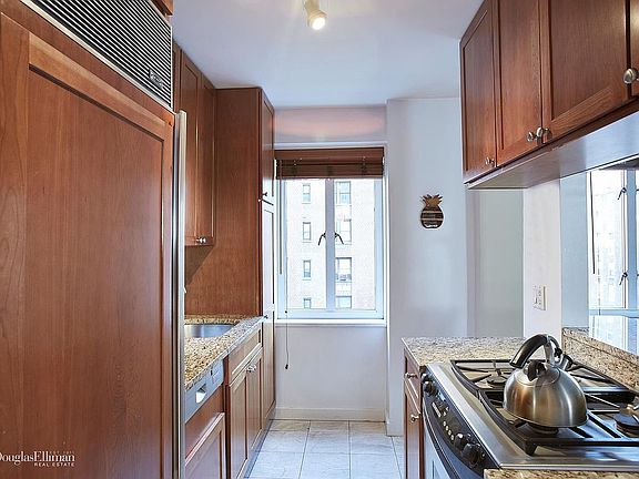 3rd image of 135 E 71st St APT 11A