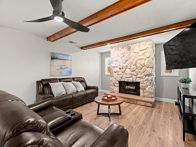 762 SE River Ln — Photo 26
