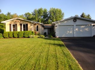 36W827 Hawthorn Dr, St Charles, IL 60174