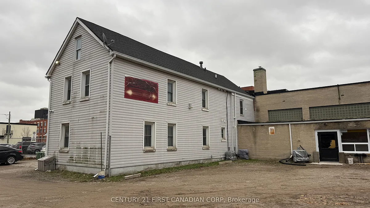 Building Photo - 1072 Dundas St #3