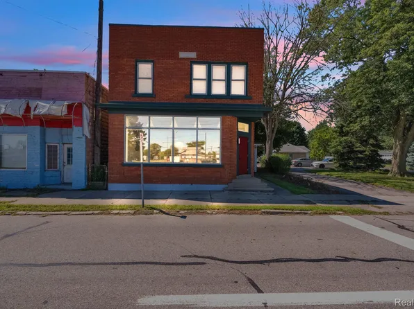 22421 Huron River Dr, Rockwood, MI 48173