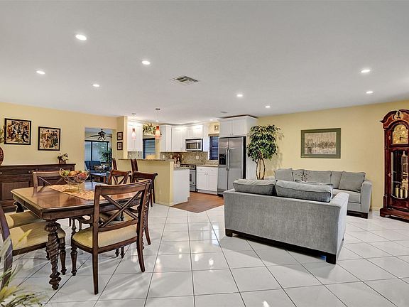 4th image of 1570 SW 22nd Way