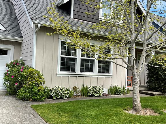 2nd image of 710 NE Day Lily Ln