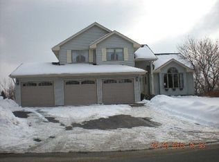 1061 Bluff Pass S, Chaska, MN 55318