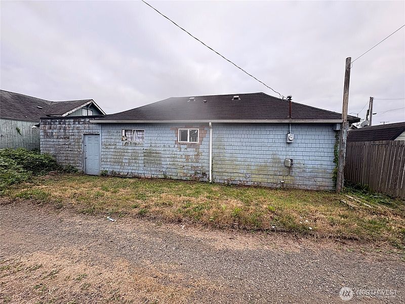 4th image of 2615 Bay Avenue