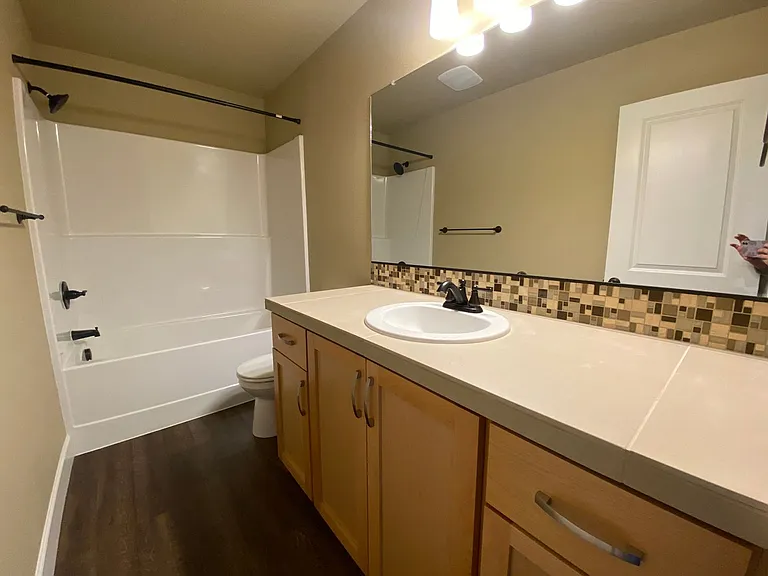 9126 N Seward Ave — Photo 21