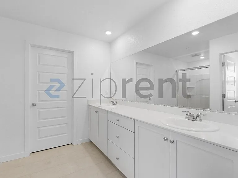 Bathroom 3 (Master)