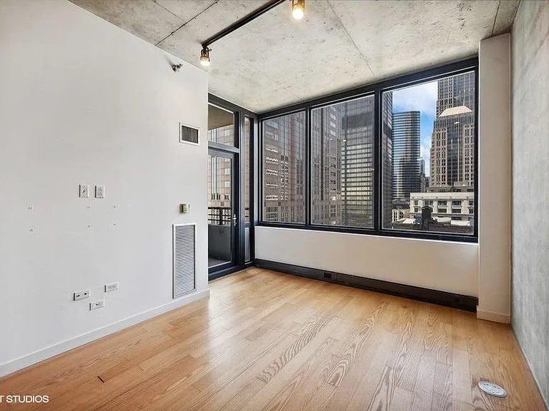 235 W Van Buren St #2116 — Photo 2