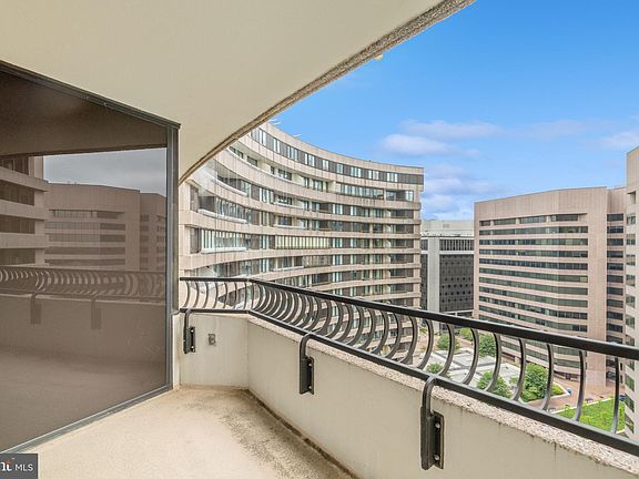 3rd image of 1200 Crystal Dr APT 1514