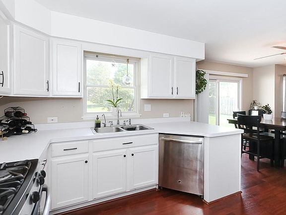 5th image of 824 Menominee Dr