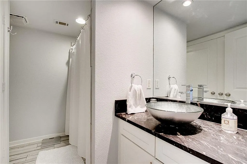1 bed, 730 sqft, $2,199 — Photo 2