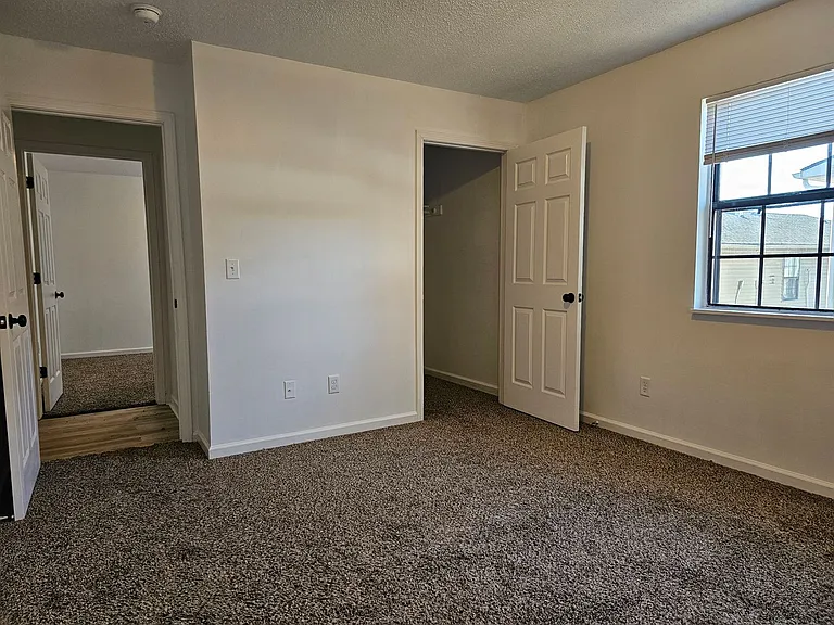 Spacious 4 Bedroom 2 Bath Upstairs unit! — Photo 15