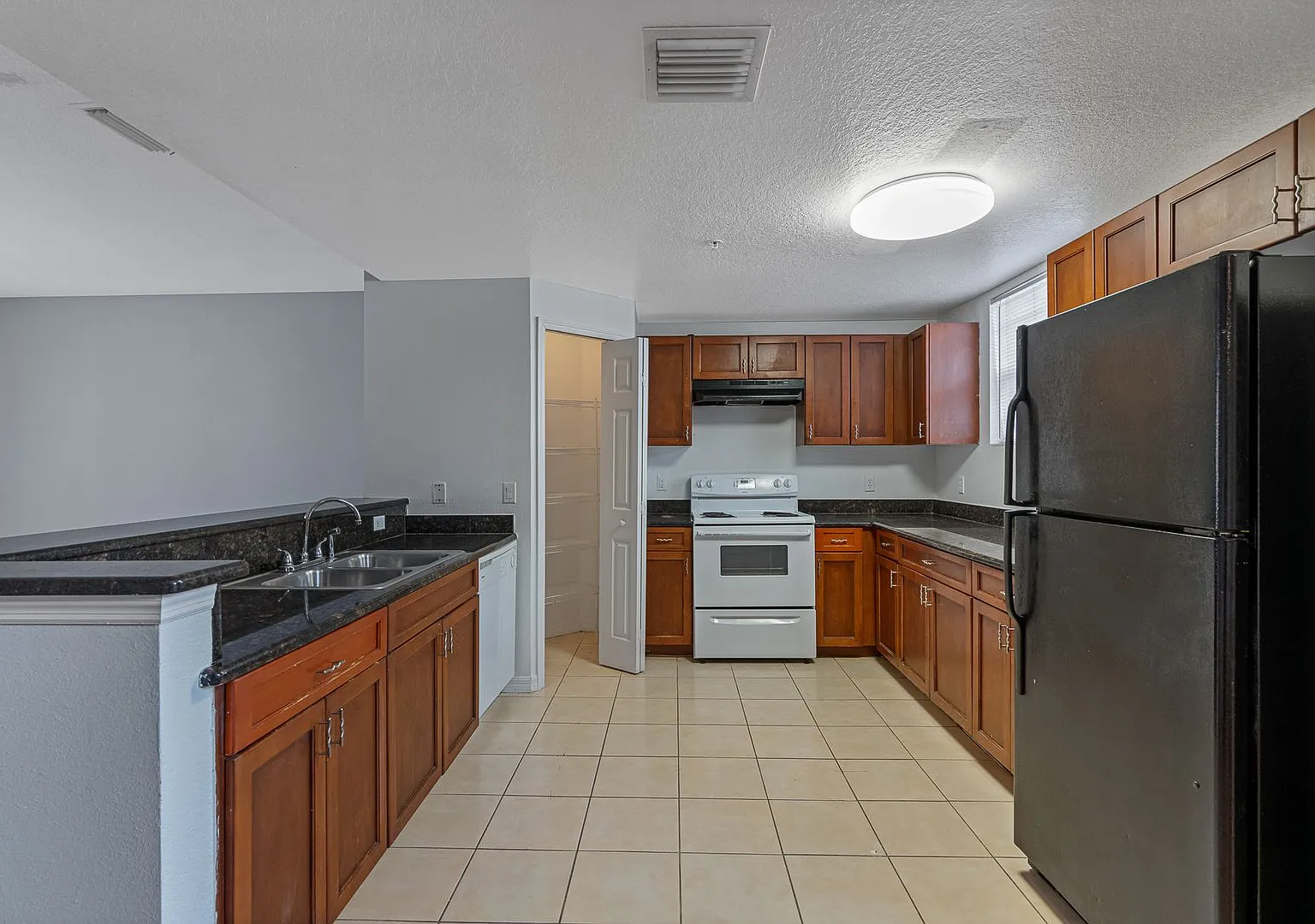 Tampa Commons — Photo 3