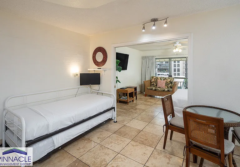 240 Liliuokalani Ave #402 — Photo 4