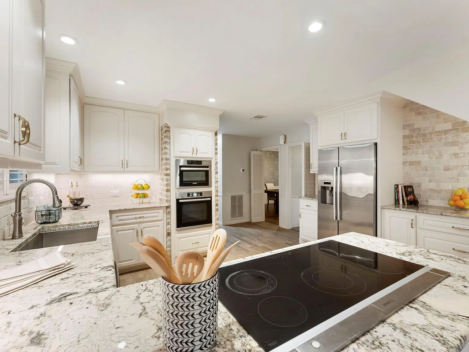 4 bed, 2.5 bath, 3282 sqft, $2,200 — Photo 3