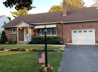 31 Puritan Dr, Schenectady, NY 12306