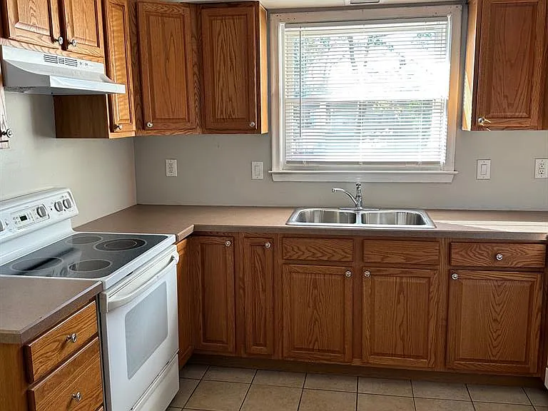 3185 Buckingham Ave — Photo 6
